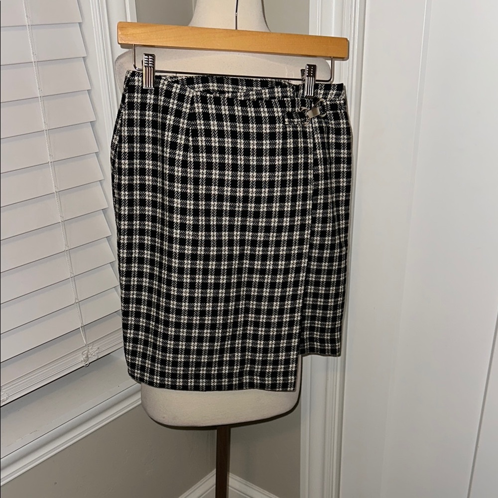 Maggie Lawrence Black & White Wrap Silver Clasp Knee-Length Pencil Skirt Size 8